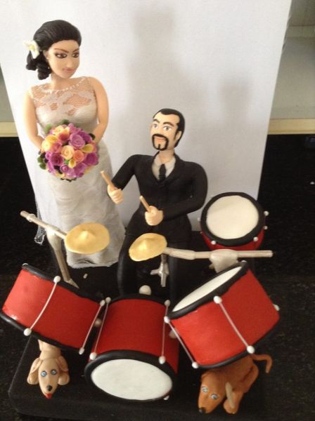 Noivo baterista e noiva bailarina