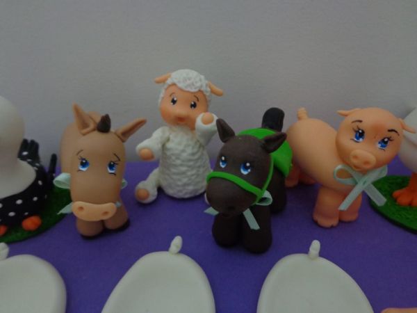 Personagens em pé